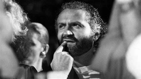 perche hanno ammazzato versace|Gianni Versace, 25 anni fa l’omicidio del re Medusa.